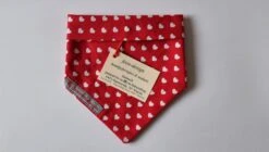 Feen-Design Halstuch Für Hunde Rot Mit Weißen Herzen 25cm